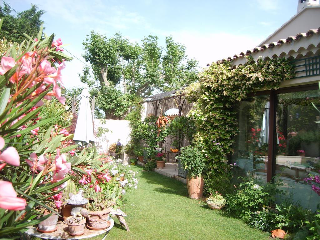 Le Clos Martin Eyragues Exterior foto